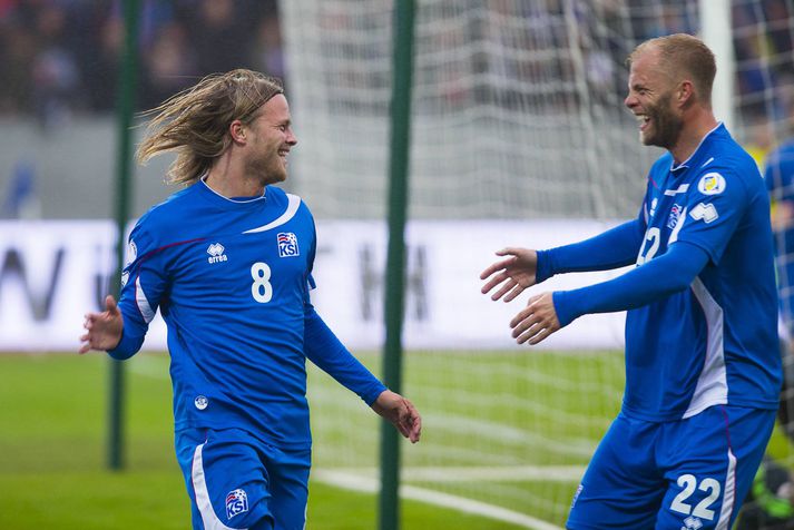 Birkir Bjarnason og Eiður Smári fagna marki þess fyrrnefnda gegn Albaníu.