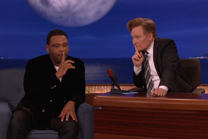 Anthony Anderson og Conan að átta sig á umræðuefninu.