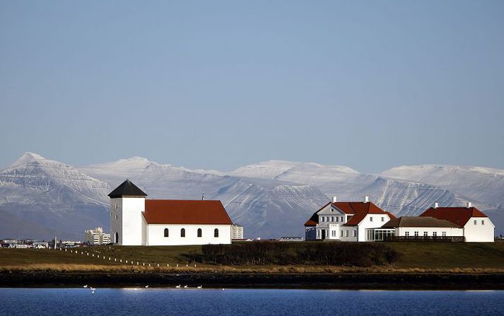 Bessastaðir Forsetabústaðurinn er umsetinn þessi dægrin. Sex manns vilja búa þar og starfa næstu fjögur árin.