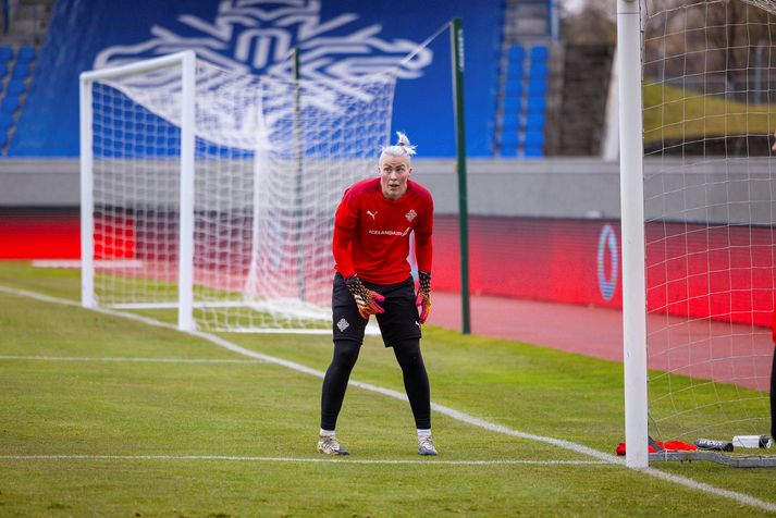 Sandra Sigurðardóttir stendur á milli stanganna hjá Íslandi gegn Tékklandi.