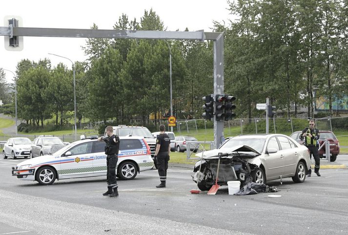 Samkvæmt upplýsingum frá slökkviliði höfuðborgarsvæðisins eru slys á fólki minniháttar.