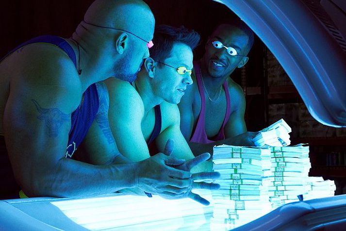 Leikararnir Wahlberg, Johnson og Mackie bera myndina Pain & Gain uppi að sögn gagnrýnanda.