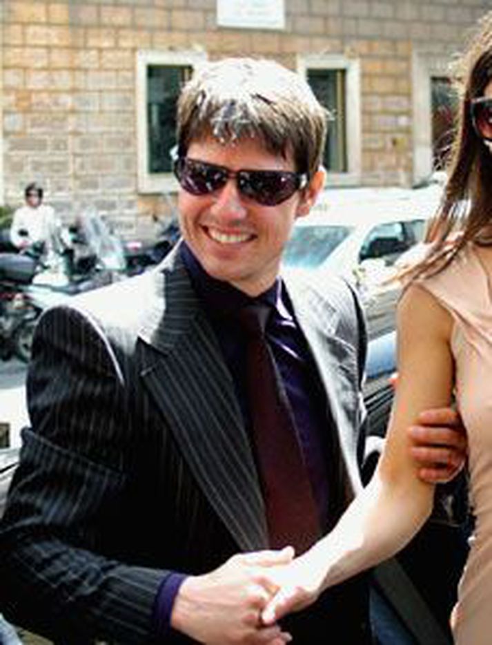 Tom Cruise og Katie Holmes
Tom er aldrei heima hjá Katie og skilur hana að mestu eftir eina með barnið.