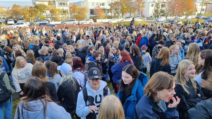 Fleiri hundruð nemendur mótmæltu aðgerðaleysi í kynferðisbrotamálum fyrir utan MH í síðustu viku.