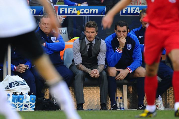 Beckham á bekknum í Suður-Afríku, sem ráðgjafi Fabio Capello.
