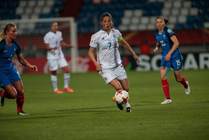 Sara Björk Gunnarsdóttir með boltann í leiknum gegn Frakklandi. Hún spilar með Vanessu Bernauer hjá Wolfsburg í Þýskalandi.