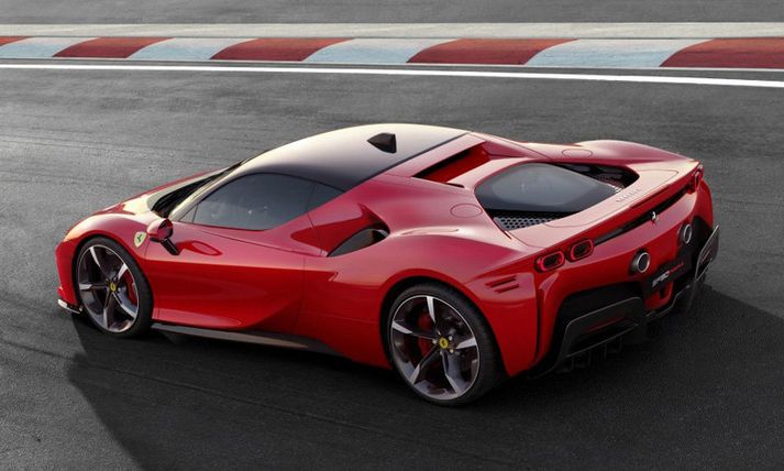 Ferrari SF90 Stradale er með ógnarafl og leit er að bíl sem er sneggri á sprettinum.