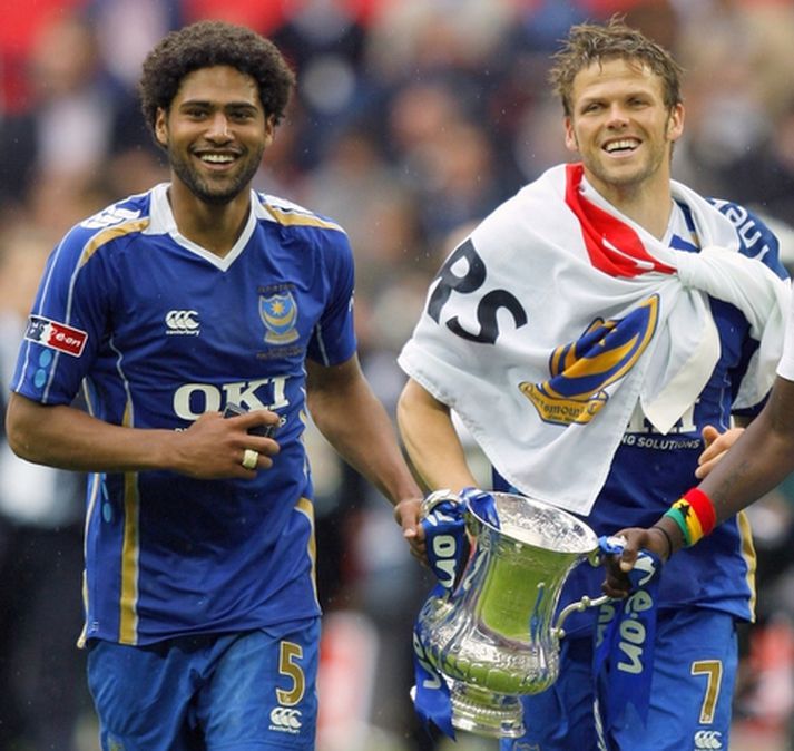 Glen Johnson og Hermann Hreiðarsson með bikarinn í dag.
