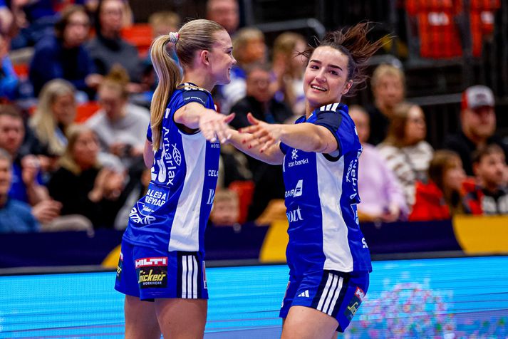 Elín Klara Þorkelsdóttir og Dana Björg Guðmundsdóttir fagna einu marka íslenska liðsins í sigrinum á Svartfjallalandi í gær.