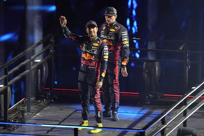 Sergio Perez veifar þegar Red Bull ökumennirnir eru kynntir til leiks í Las Vegas en Max Verstappen virðist ekki mjög hrifinn.
