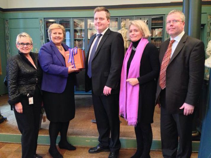 Sigmundur Davíð afhendir hér Ernu Solberg, forsætisráðherra Noregs, þjóðargjöfina.
