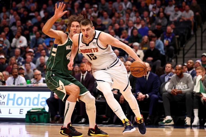 Nikola Jokic er einn af þeim leikmönnum sem hafa greinst með veiruna.