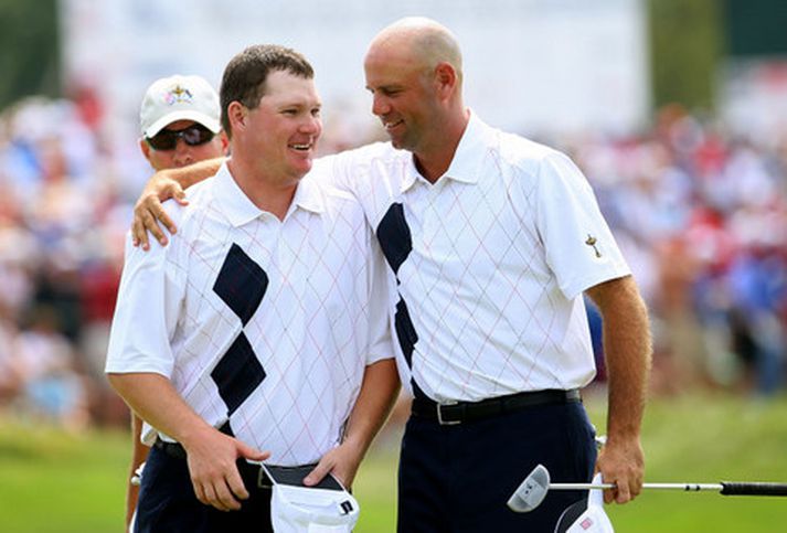 Stewart Cink og Chad Campbell fagna sigri eftir viðureign sína í dag.