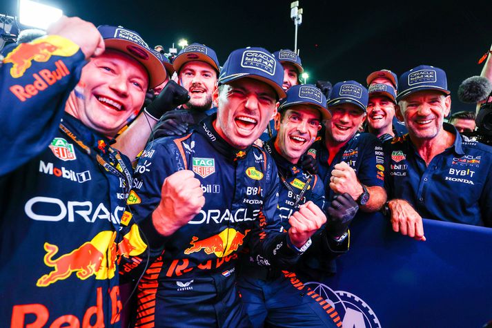 Max Verstappen fagnar titlinum með teyminu sínu hjá Red Bull. 