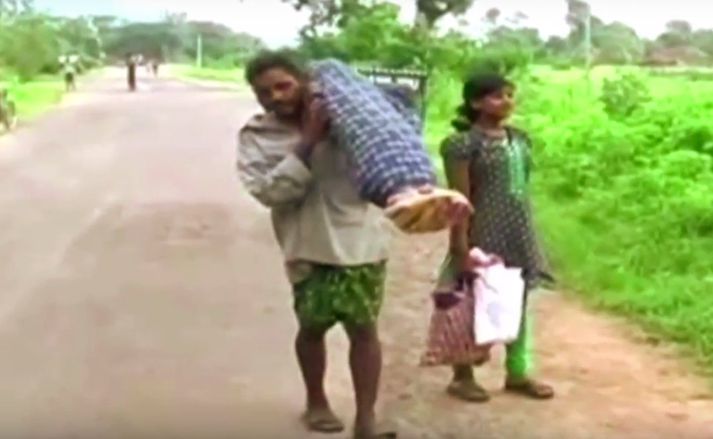 Hin 42 ára Amang, eiginkona Dana Majhi, lést af völdum berkla á sjúkrahúsinu í bænum Bhawanipatna í Orissa-héraði.