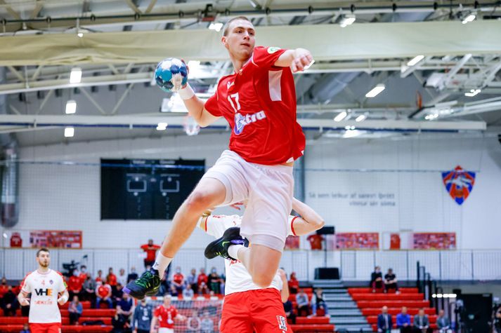 Einar Þorsteinn Ólafsson í hraðaupphlaupi í leik með Valsliðinu.