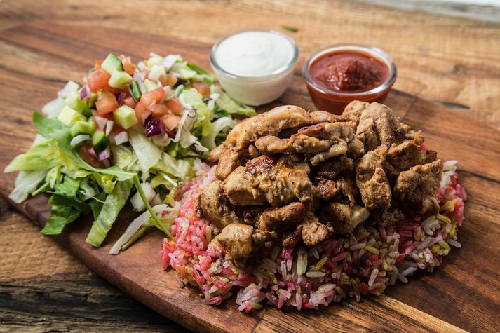 Mandi Chicken máltið elduð eftir leyniuppskrift frá Sýrlandi.