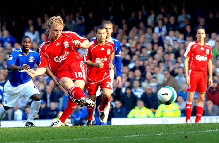 Kuyt skorar hér mark úr vítaspyrnu í leik gegn Everton í október síðastliðnum.