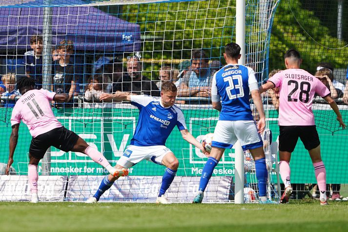 Alfreð Finnbogason ver hér boltann á marklínunni í leik Lyngby og Odense í dag.