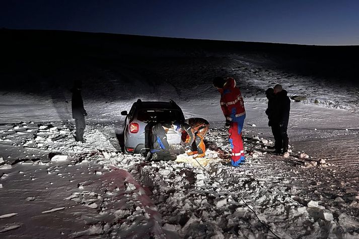 Ferðamennirnir gengu tíu kílómetra eftir aðstoð.  Þeir gátu svo keyrt af stað eftir að hafa fengið aðstoð við að losa sig úr skafli.  