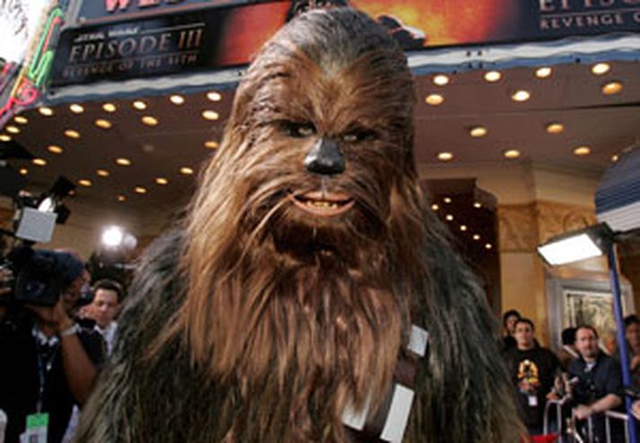 Vákinn Chewbacca eða Loðinn eins og hann er kallaður á íslensku afhenti NASA geislasverðið.