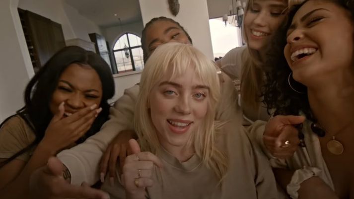 Söngkonan Billie Eilish var lengi með grænt hár en litaði hárið ljóst fyrr á þessu ári.