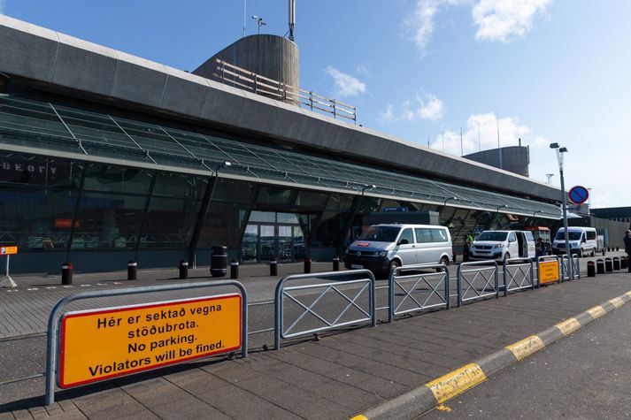 Margir þeir sem eru að skutla vinum og vandamönnum í flug nýta sér brottfararrennuna á Keflavíkurflugvelli. 