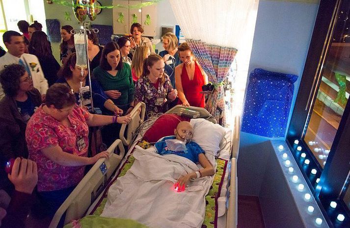 Katelyn Norman ásamt fjölkskyldu og vinum horfa á kertaljósin fyrir utan sjúkrahúsið.