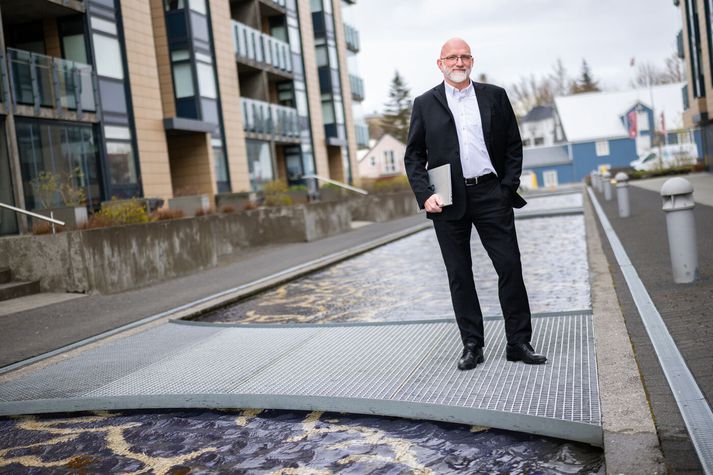 Gísli Rafn Ólafsson ráðgjafi, rithöfundur, fyrrum þingmaður og framkvæmdastjóri Rauða krossins, segir stjórnendur sem ekki fikra sig áfram sjálfir við notkun á gervigreindinni, hvorki átta sig á tækifærunum né hættunum sem gervigreindinni fylgi.