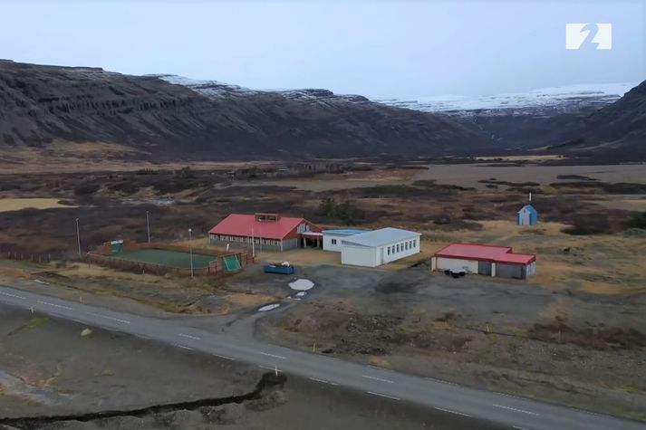 Skólanum á Birkimel á Barðaströnd var lokað árið 2016 vegna fækkunar barna í sveitinni. Núna hefur börnum fjölgað þar á ný og eru þau orðin tólf talsins. Barðastrandarhreppur var áður sjálfstætt sveitarfélag en varð hluti Vesturbyggðar árið 1994.