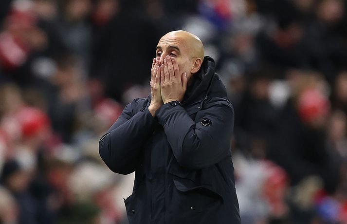 Pep Guardiola og hans menn í Manchester City gætu verið komnir átta stigum á eftir toppliði Arsenal annað kvöld.