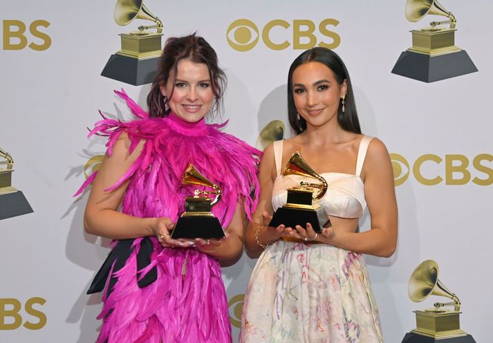 Abigail Barlow og Emily Bear þegar þær unnu Grammy-verðlaun í ár fyrir bestu söngleikjaplötuna.