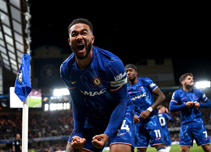 Fyrirliðinn Reece James átti risastóran þátt í marki Chelsea og fagnaði því ákaft.