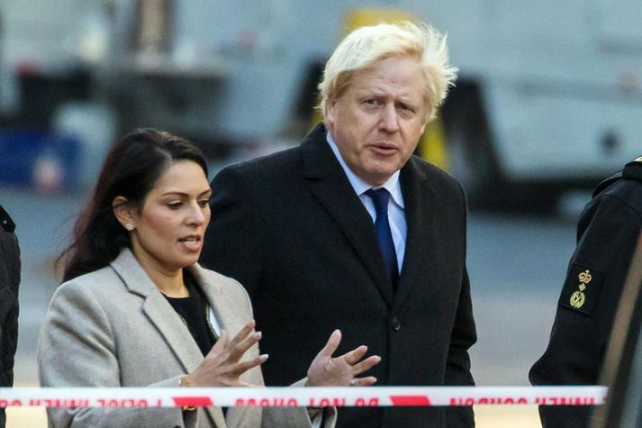 Johnson stendur þétt að baki Priti Patel, innanríkisráðherra, sem er talin hafa kúgað undirmenn sína í ráðuneytinu.