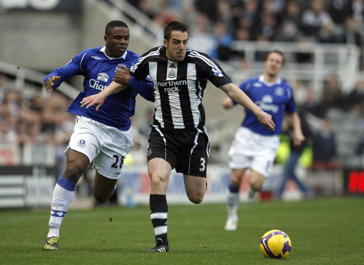 Jose Enrique í baráttu við Viktor Anichebe hjá Everton.