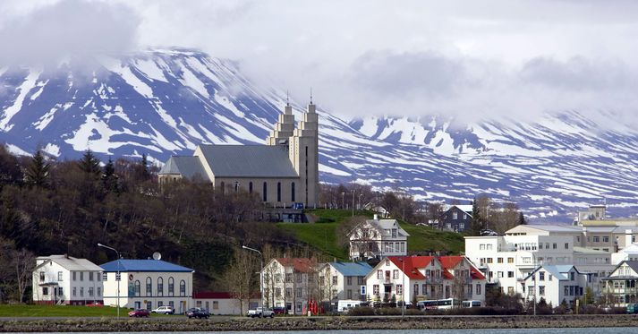 Sá sem stakk manninn flúði af vettvangi en sá sem varð fyrir árásinni var fluttur með sjúkrabíl á Fjórðungssjúkrahúsið á Akureyri.