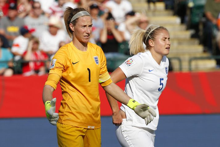 Karen Bardsley og Steph Houghton.