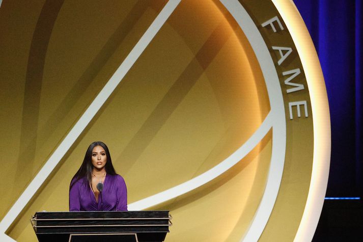 Vanessa Bryant flytur ræðu á athöfninni þegar Kobe Bryant var tekinn inn í heiðurshöll körfuboltans.