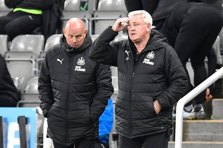 Það kostar Newcastle United átta milljónir punda að reka Steve Bruce (t.h.), þjálfara liðsins.