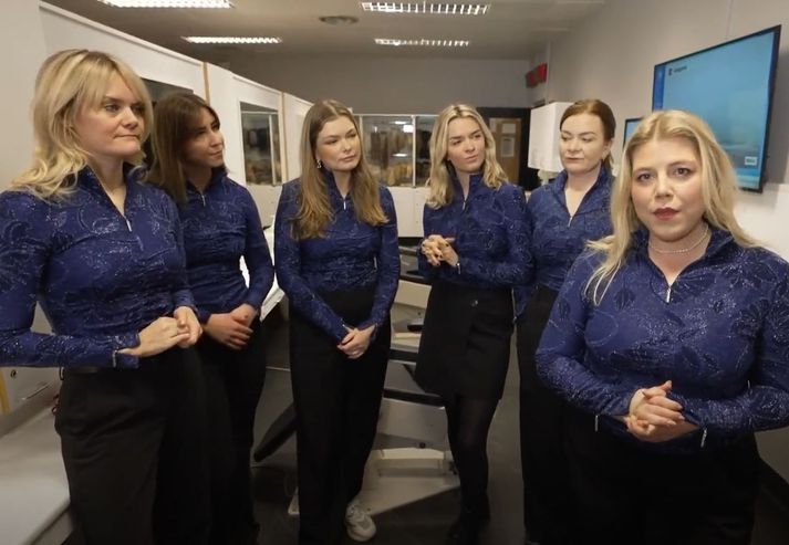 Fjölmiðlakonurnar Birta Björnsdóttir, Hólmfríður Dagný Friðjónsdóttir, Þórhildur Þorkelsdóttir, Urður Örlygsdóttir, Erla Björg Gunnarsdóttir og Kristín Ólafsdóttir (undirrituð). Glöggir sjá að dömurnar eru allar íklæddar sömu blússu.