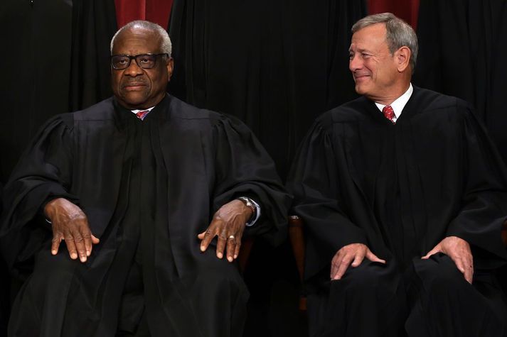 Clarence Thomas (t.v.) með John Roberts, forseta Hæstaréttar Bandaríkjanna. Thomas er jafnan talinn íhaldssamasti dómarinn við réttinn.