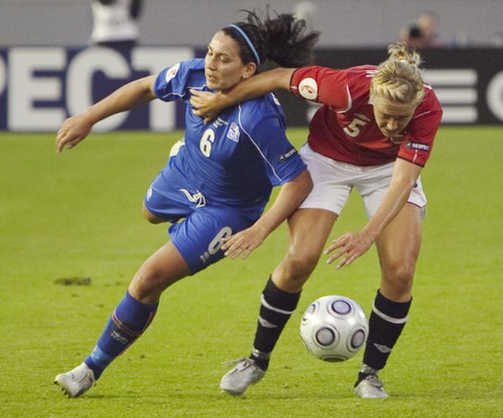 Hólmfríður Magnúsdóttir í baráttu við leikmann norska landsliðsins.