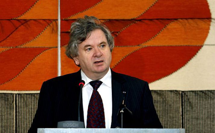 Davíð Oddsson. Seðlabankastjóri Seðlabankinn er ekki fylgjandi því að helstu fjármálafyrirtæki landsins geri reikninga sína upp í erlendum gjaldmiðli. Seðlabankinn varaði Straum-Burðarás við því að gera slíkar breytingar.