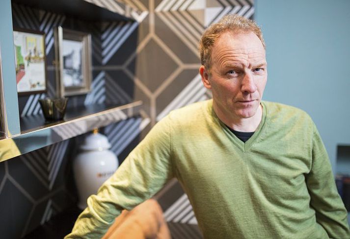 Jón Kalman heillar Cathrine upp úr skónum.

