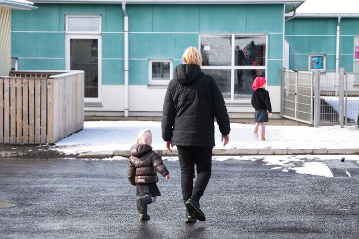 Stjórn Kennarasambands Íslands beinir þeim tilmælum til vinnuveitenda að gera allt sem þeir geta til að gera foreldrum kleift að vera heima með börnunum sínum.