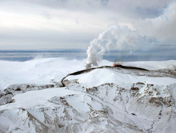 Gosið er rétt fyrir ofan Morinsheiði. Gljúfrið vinstr megin er Hrunárgil. Þar rennur hraun niður. Hægra megin við gosið er Hvannárgil en hraun lekur ekki þangað niður. Mynd/Ólafur Sigurjónsson í Forsæti. Vedur.is