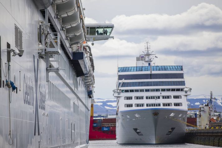 Skipin Celebrity Eclipse og Nautica við Skarfabakka.