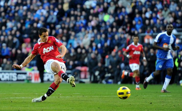 Hernandez afgreiddi boltann snyrtilega í netið gegn Wigan um helgina / Mynd: Getty