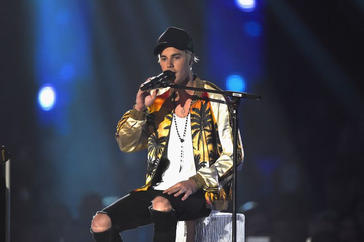 Okkar maður, Justin Bieber er með trendin á hreinu og mætti í bomber jakka.