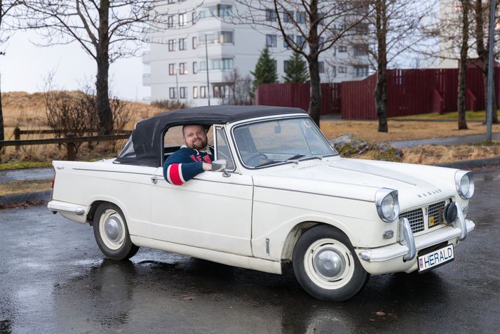 Hafliði Breiðfjörð, stofnandi og framkvæmdastjóri vefsíðunnar Fótbolti.net, á Triumph Herald bíl sínum sem hann rúntar um á sumrin.